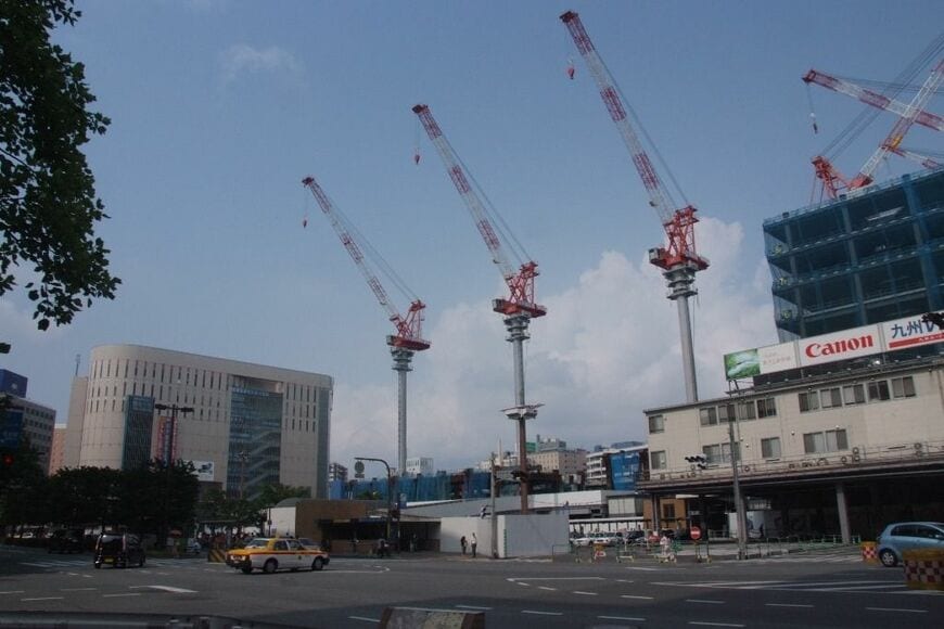 九州新幹線の全線開業へ向け、工事が進むJR博多駅ビル＝2009年5月