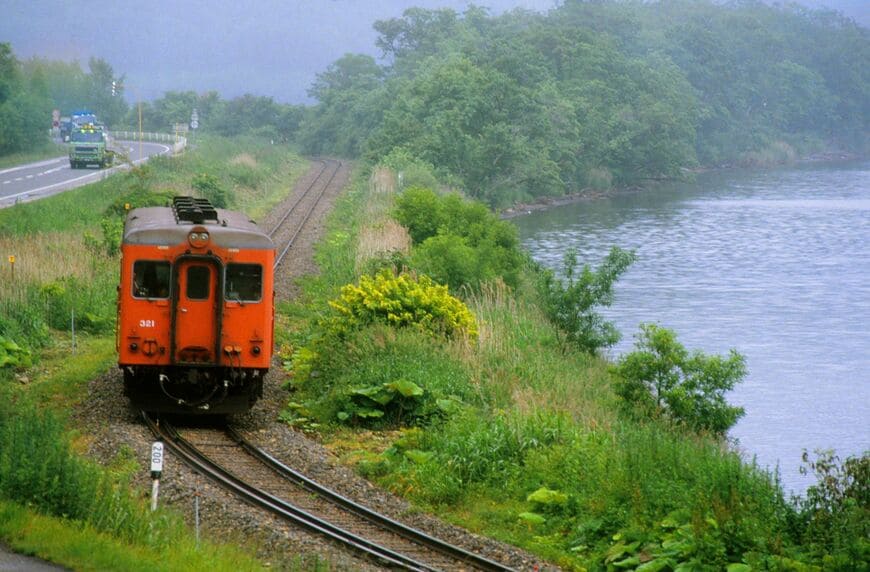 サロマ湖畔を走る湧網線の列車（撮影：南正時）