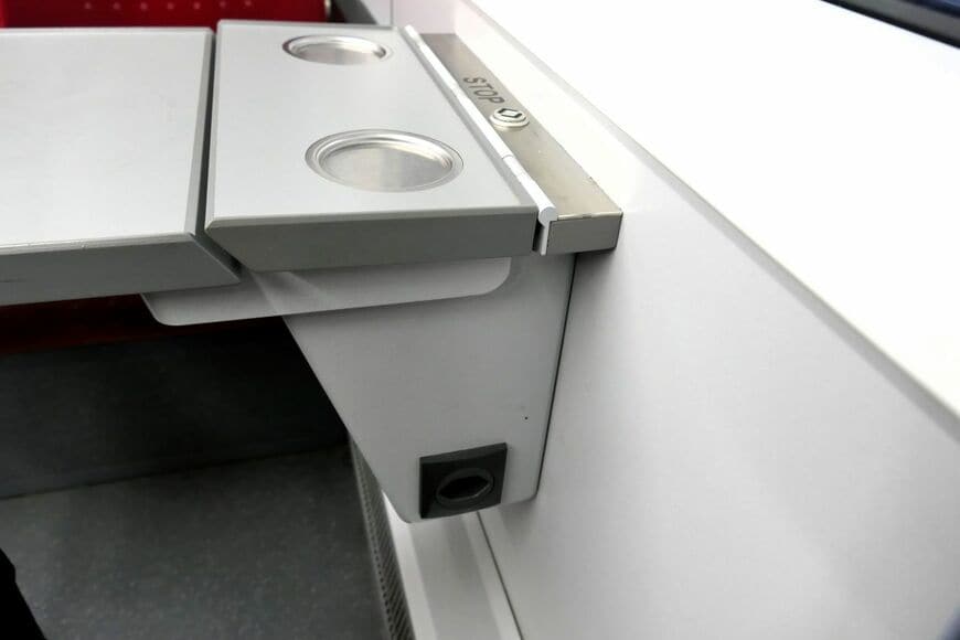 テーブル下部に見える黒い部分が電源ソケット（筆者撮影）