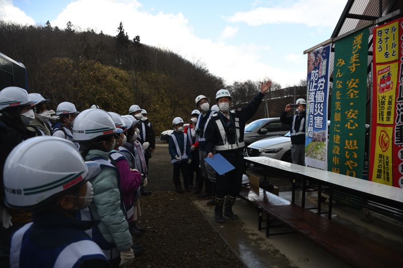 子供たちがトンネルに入る前に注意事項を説明（記者撮影）