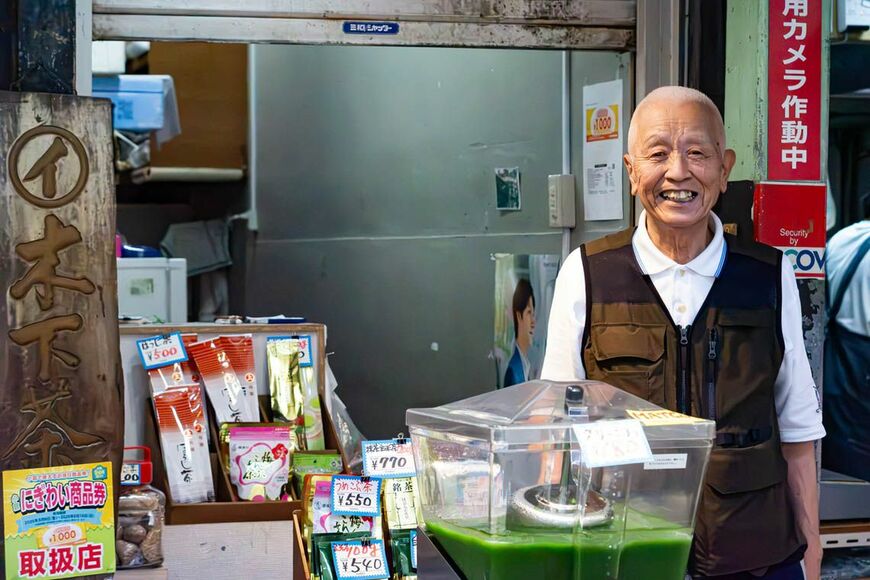 市場を歩いていると「お茶飲んで行きんさい」と声をかけてくれた木下茶舗の木下人英さん