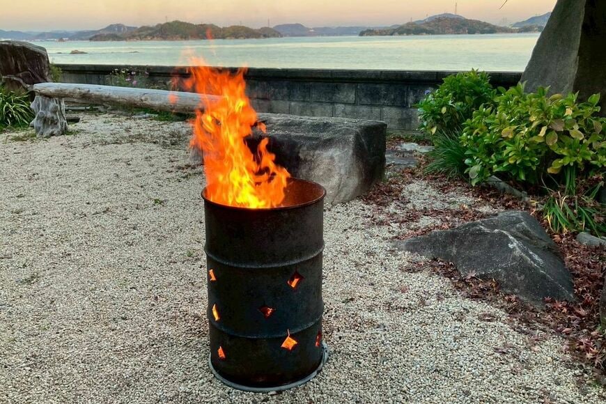 ドラム缶でたき火（写真：筆者提供）
