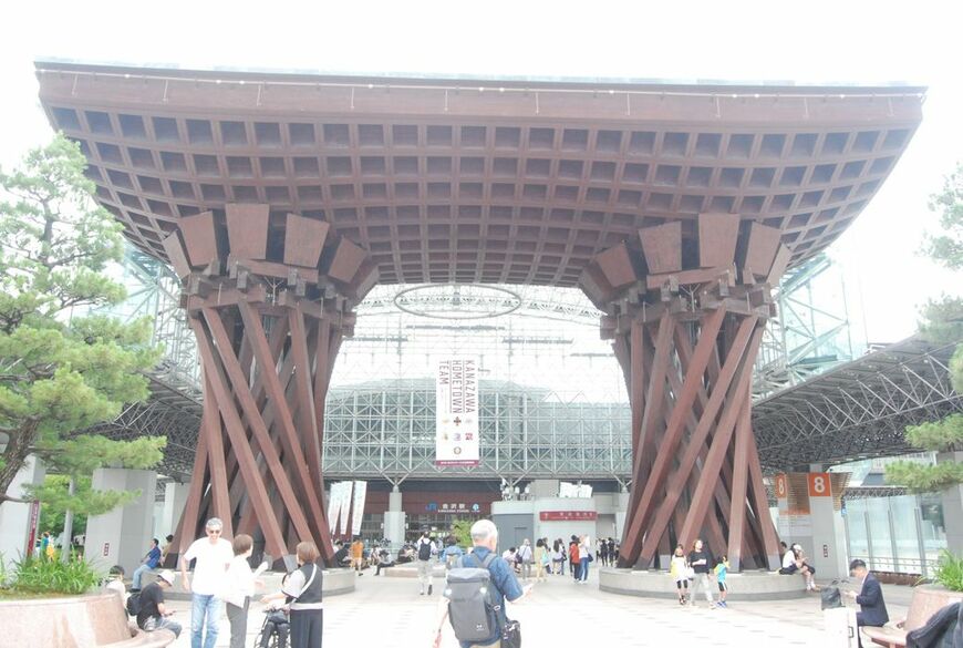 金沢駅の玄関口・鼓門。右手奥に「やかん」のオブジェがある