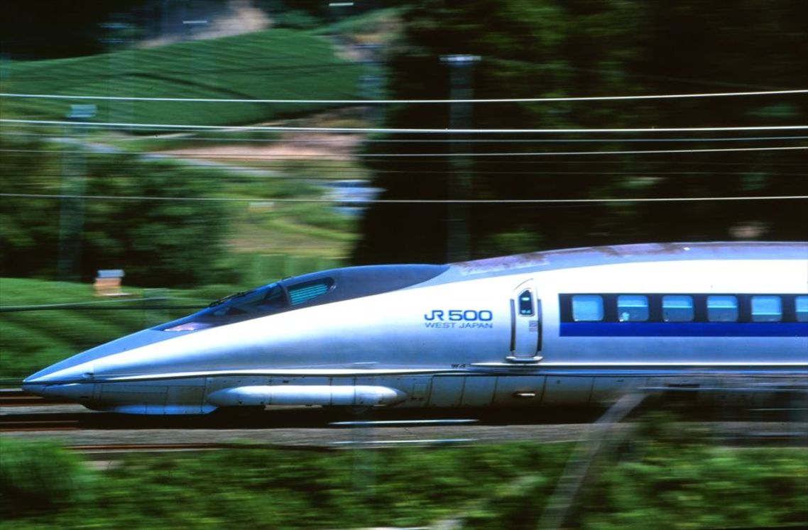 疾走する新幹線500系