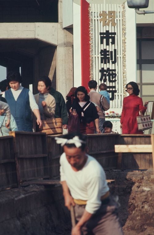 1971年11月に町から市に昇格した多摩市の「祝 市政施行」の垂れ幕（1971年11月1日、高橋孫一郎撮影）