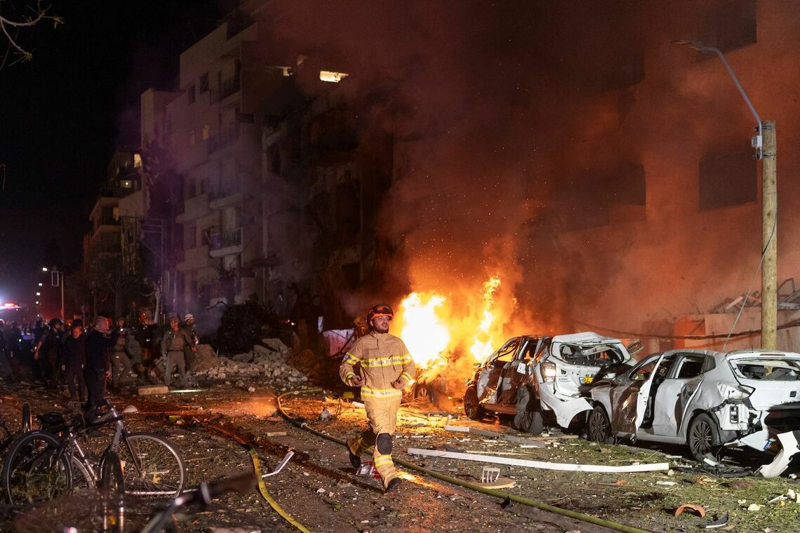 2月28日のイスラエルのテルアビブ。イランのミサイル攻撃を受けた建物における救助活動の様子（写真：ブルームバーグ）