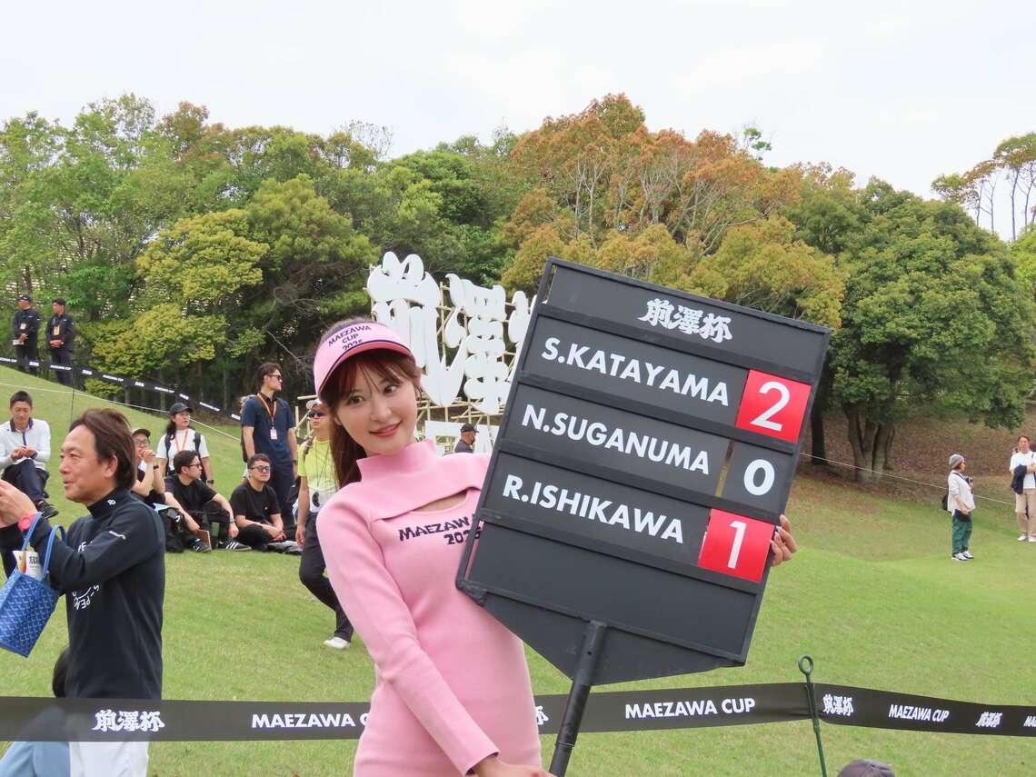前澤杯ではひときわ目立ったラウンドガール（写真：筆者撮影）