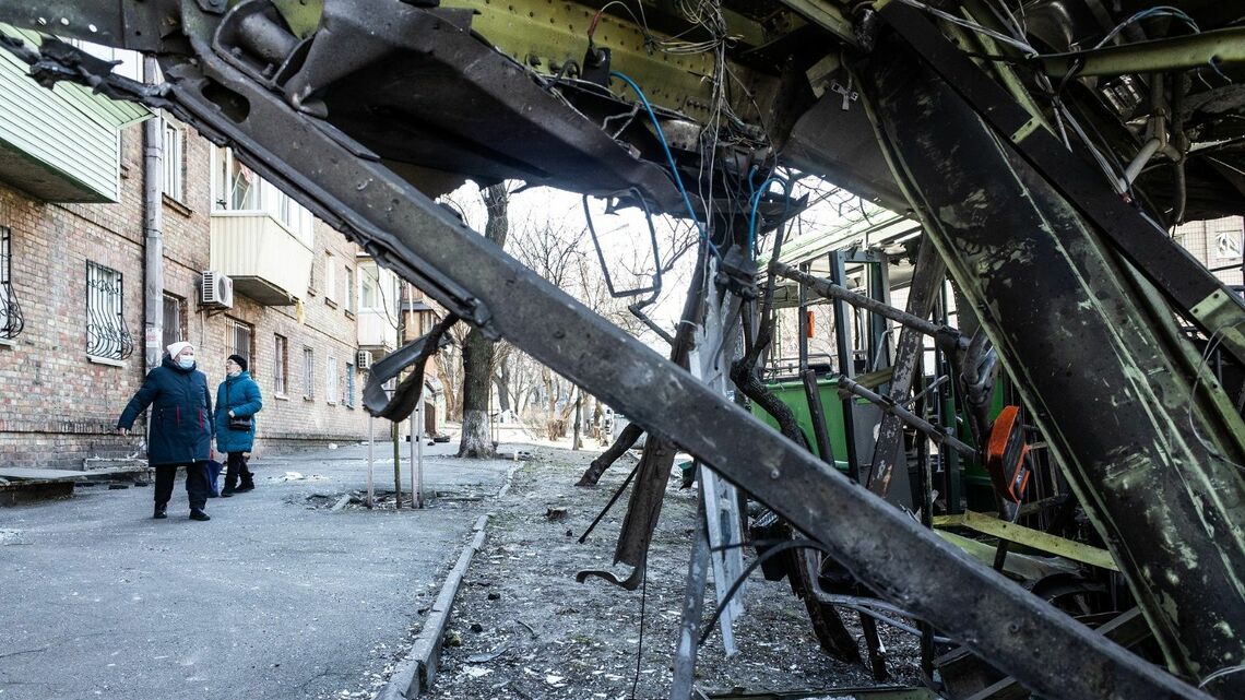 中心部から北に6キロのキリビスカ通り。爆破されたトローリーバス（写真：筆者撮影）