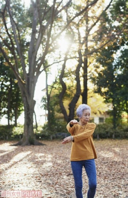 太極拳歴は7年。スタイルのよさも若見えの秘訣！「年363日続けている太極拳と散歩、あとはもちろん、いい男へのときめきが秘訣よ！ イ・ビョンホンも東方神起もBTSも大好きなの」 撮影／林ひろし（書籍『89歳、ひとり暮らし。お金がなくても幸せな日々の作りかた』より）