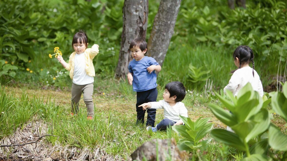 自然の中で遊ぶ子どもたち