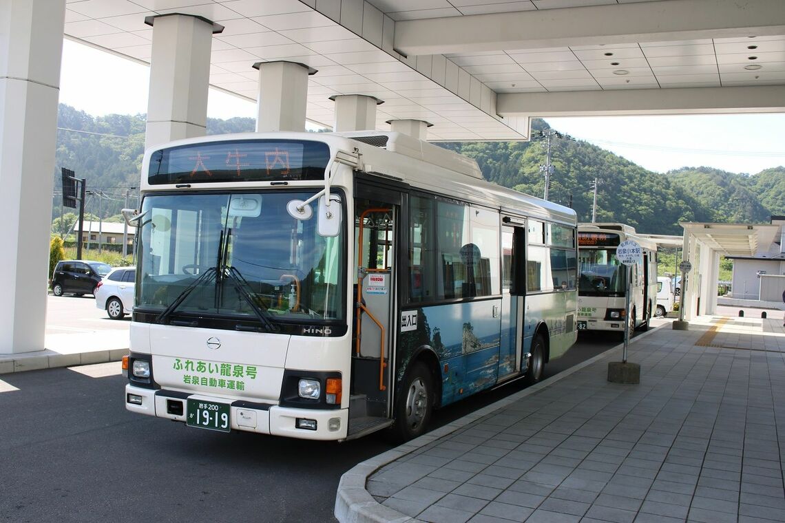 岩泉小本駅前で発車を待つ岩泉町民バス大牛内行き（筆者撮影）