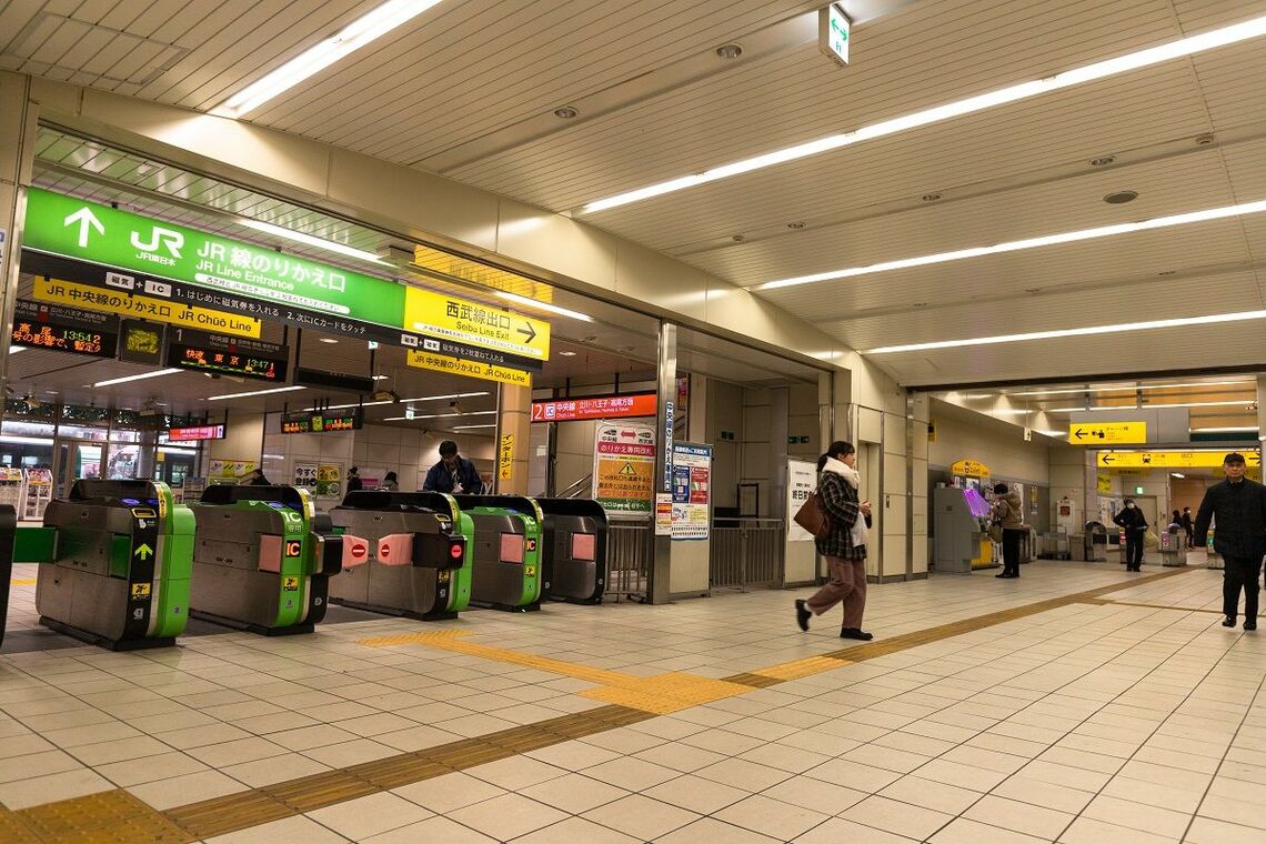 武蔵境駅にはJR中央線との連絡改札もある（筆者撮影）