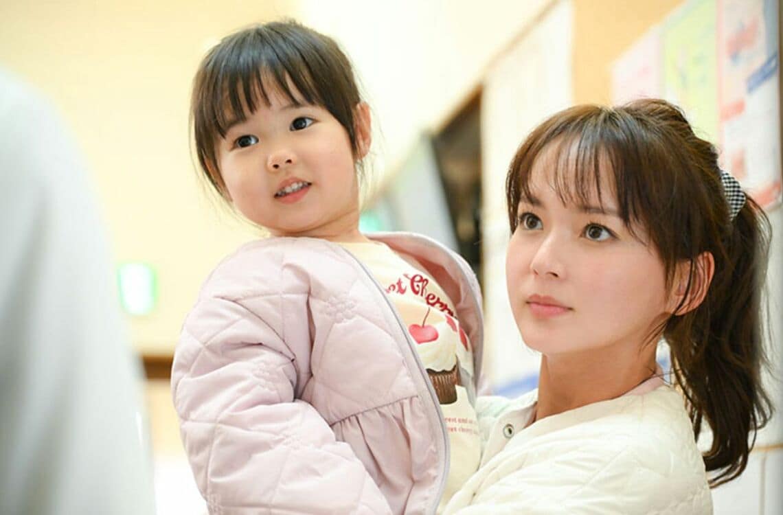 子どもを抱っこする詩穂