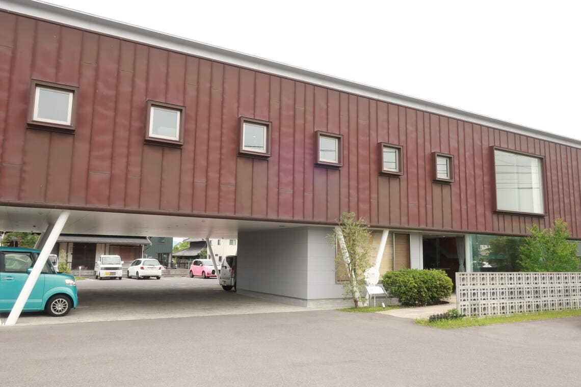 人口約1万7000人の旧牟礼町にある「しん治歯科医院」。単院とは思えない規模を誇る。（筆者撮影）