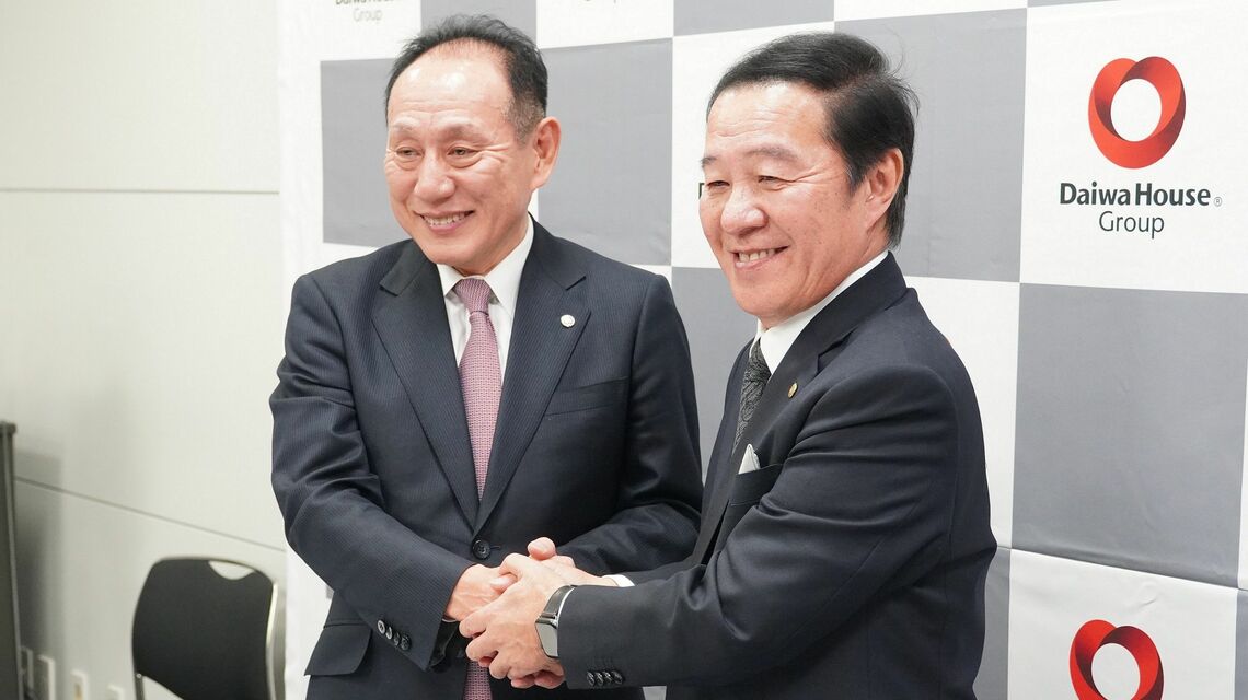 2月13日に行われた社長交代会見で、芳井氏（左）は「実直な人」と大友氏への評価を語った（写真：大和ハウス工業）