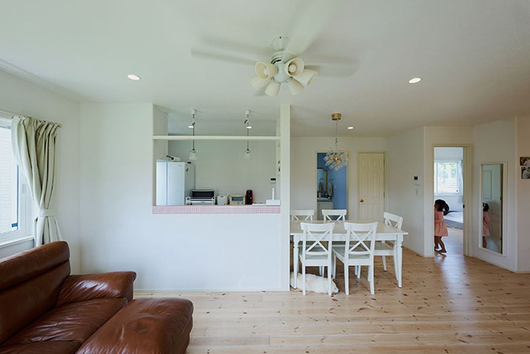 置き家具はダイニングセットとソファのみに絞り、余白をつくったリビング・ダイニング。「キッチンと洗面所が近いため家事動線が短いのがうれしいです」（みなこさん）（写真撮影：相馬ミナ）