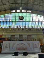 フアランポーン駅待合室部分に設置された記念看板