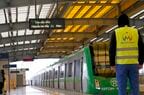 駅ホームの電車と係員