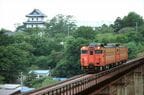 松前城をバックに走る松前線の列車