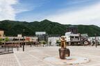 鬼怒川温泉駅前には鬼怒太の像。その奥に温泉街