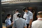 打ち合わせするJR九州の係員ら