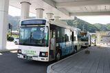 岩泉小本駅前で発車を待つ岩泉町民バス大牛内行き（筆者撮影）