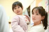 子どもを抱っこする詩穂