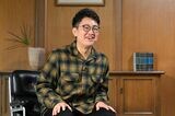 橋本 直（はしもと・なお）／1980年生まれ。兵庫県出身。関西学院大学経済学部を卒業後、2005年に鰻和弘とお笑いコンビ「銀シャリ」を結成し、2016年に「M-1グランプリ」で優勝。 現在はテレビやラジオ、劇場を中心に活躍し、幅広い世代から人気を得ている。2024年10月発売の『細かいところが気になりすぎて』は初めての著作（撮影：風間仁一郎）