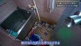 シャンプーなどの容器が散乱した風呂場（写真：「イーブイ片付けチャンネル」より）