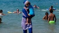 なぜフランス人は｢イスラム水着｣を嫌うのか テロを受け西側価値観の押し付けが強まった