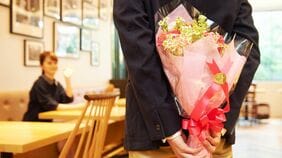 なぜあのお笑い芸人が美人女優と？ 人類が獲得したすごい能力とクジャクの羽､ピカソの絵が示す｢モテる男の真実｣