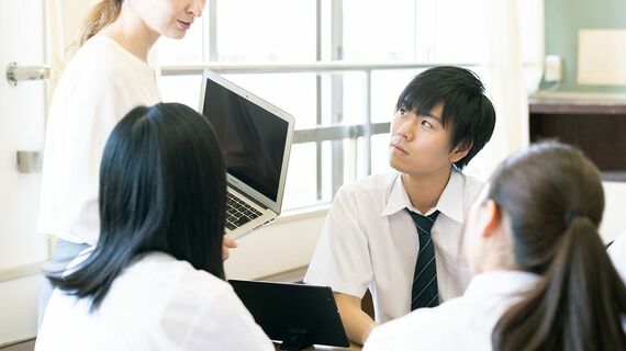 授業中の高校生