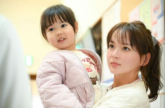 子どもを抱っこする詩穂