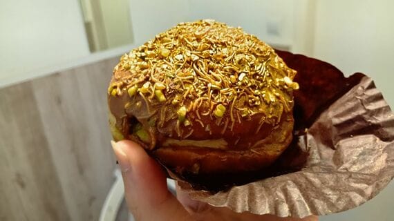 ポーランドのコンビニで買った金色パン