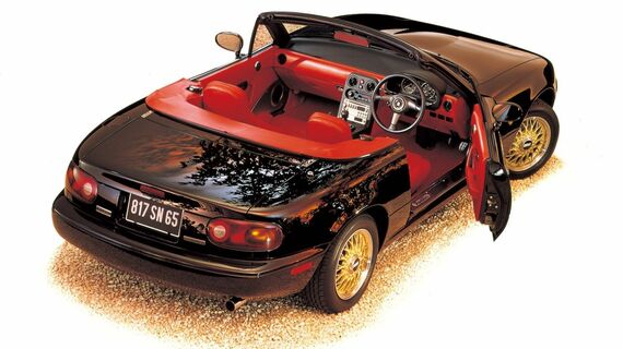初代ロードスター（NA型）は1989年に誕生し、ライトウェイトスポーツカー復権のきっかけを作った（写真：マツダ）