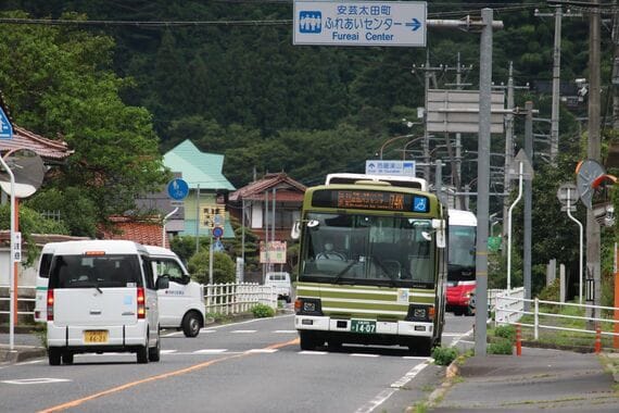 安芸太田町役場前付近を走るバス