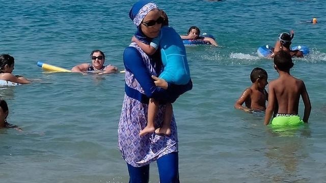 なぜフランス人は｢イスラム水着｣を嫌うのか テロを受け西側価値観の