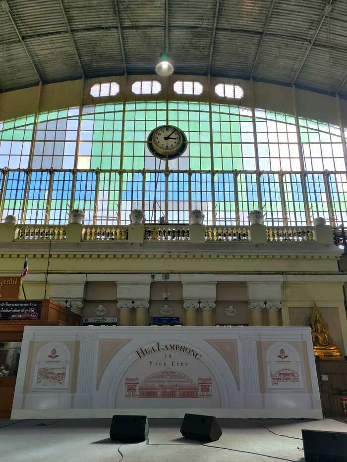 フアランポーン駅待合室部分に設置された記念看板