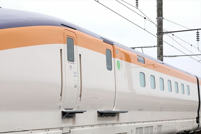 E8系は先頭車の出入り口を運転台寄りに配置した