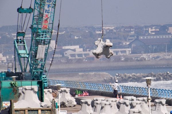 別の現場ではブロックの設置が行われていた（記者撮影）