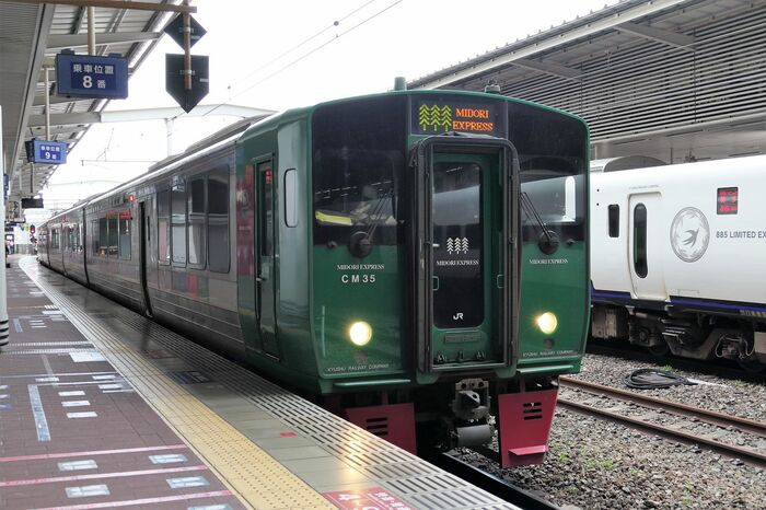 みどり編成は博多の反対側先頭車が切妻