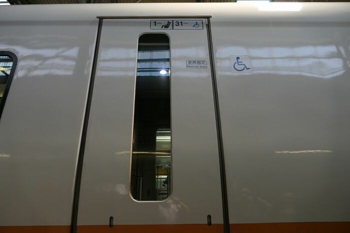 車いす対応車両のドアはプラグ式