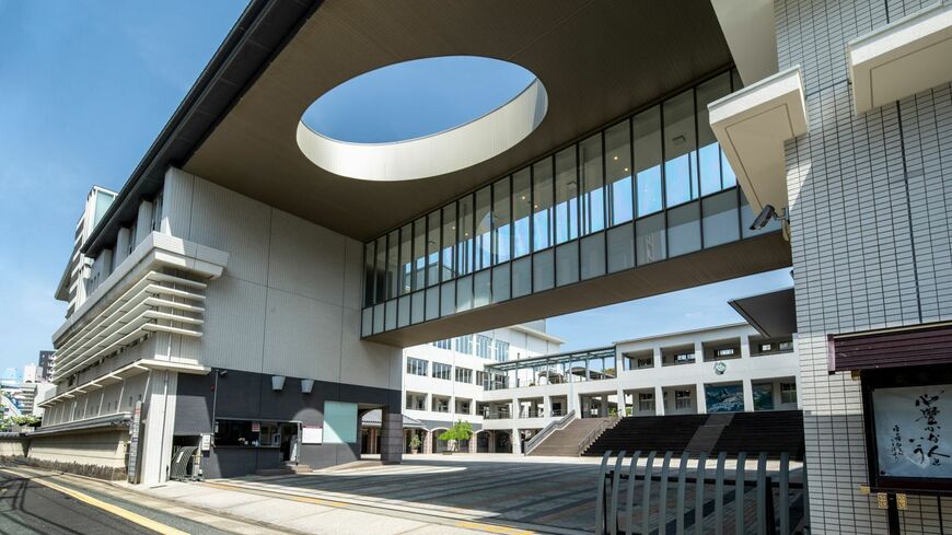 筑紫女学園中高の校門