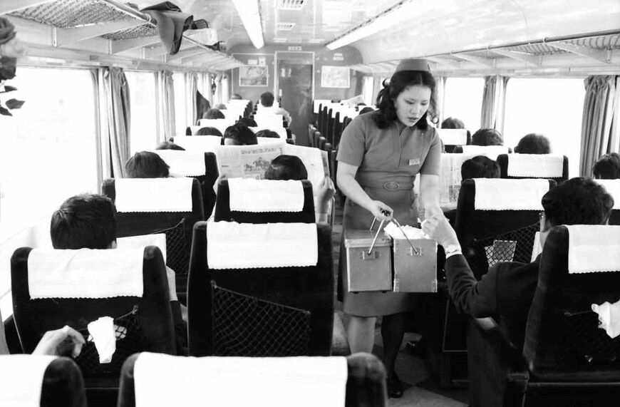 車内でおしぼりを配る「スチュワーデス」（撮影：南正時）