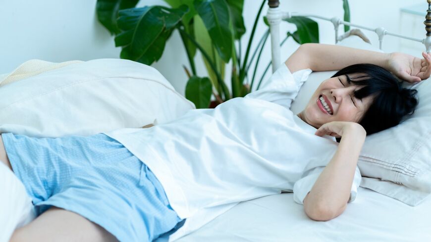 夏の快眠法。アップデートしましょう（写真：KiRi／PIXTA）