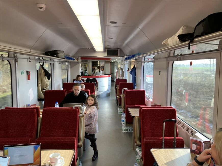 ポーランド国鉄のベルリン発ワルシャワ行き列車の食堂車車内（筆者撮影）