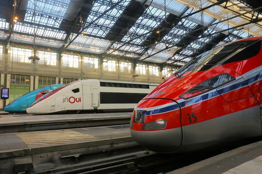 パリ・リヨン駅に並ぶフランス（奥の2本）とイタリアの旗艦車両（撮影：橋爪智之）