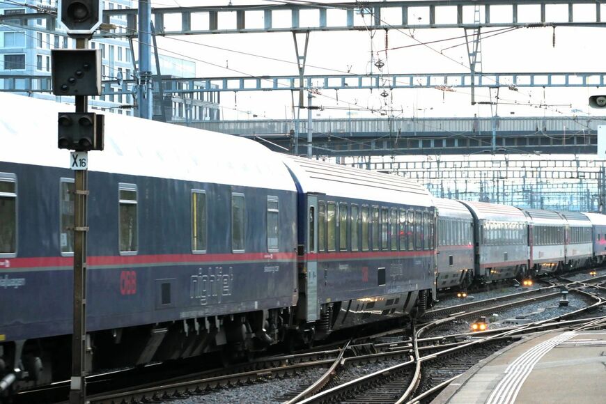 スイスの座席車やオーストリアの寝台車で編成された夜行列車が出発（筆者撮影）