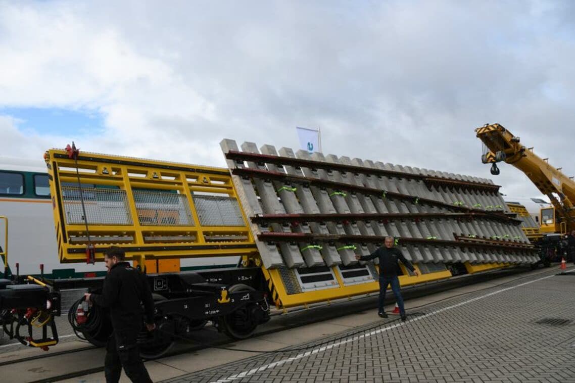 屋外展示のレール運搬車