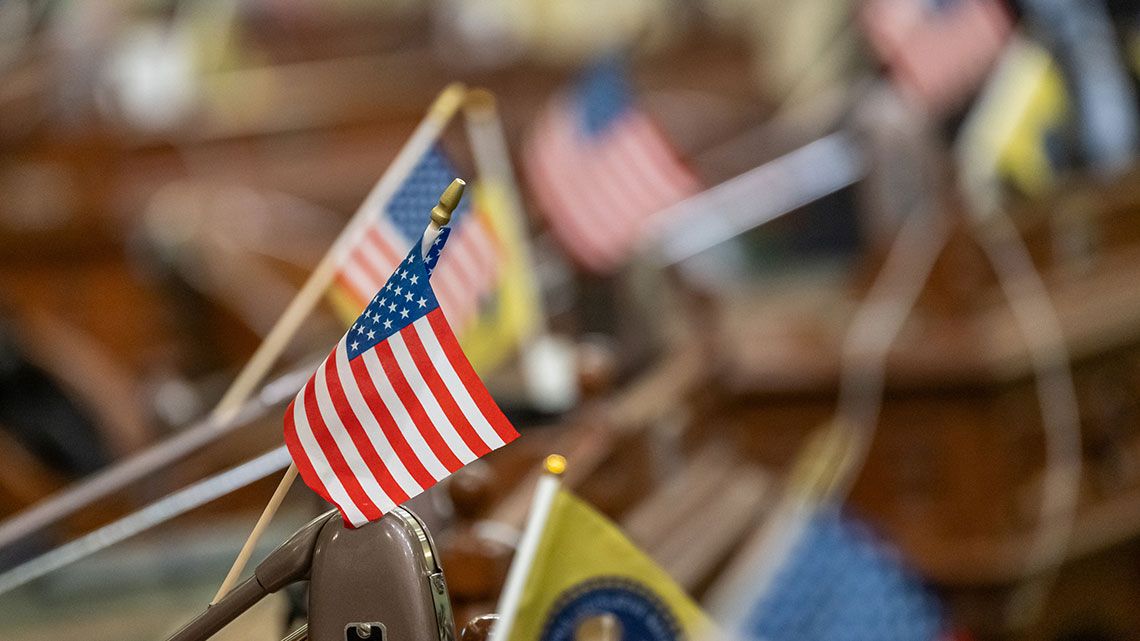 カリフォルニア州サクラメントの州議会議事堂議場に掲げられたアメリカ国旗